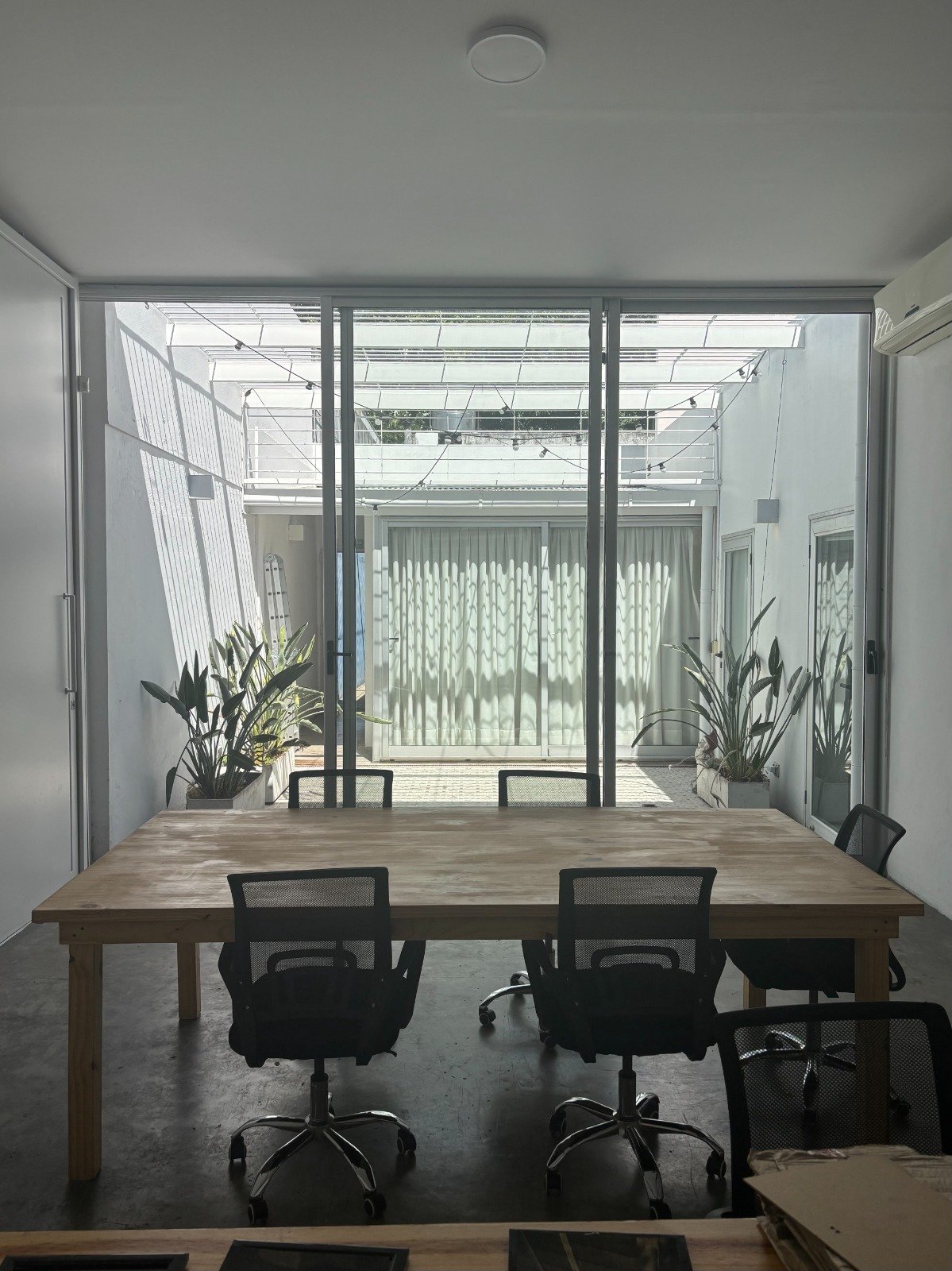 Vista interior de oficina privada La Pecera